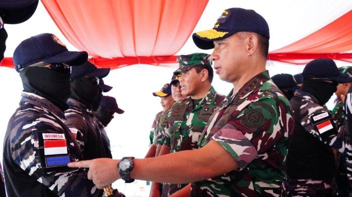 KENAIKAN PANGKAT - Panglima TNI Jenderal TNI Agus Subiyanto menyalami sejumlah prajurit TNI AL di geladak helikopter Kapal Perang Republik Indonesia (KRI) Bung Karno (369) pada Rabu (4/6/2025). Agus memberikan penghargaan dan Kenaikan Pangkat Luar Biasa (KPLB) kepada 16 prajurit TNI Angkatan Laut yang turut serta dalam menggagalkan upaya penyelundupan sebanyak 2 ton lebih  narkoba di wilayah Kepulauan Riau beberapa waktu lalu.