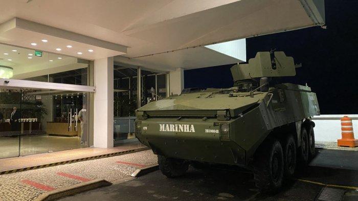PENGAMANAN HOTEL PRABOWO - Panser Marinha milik Angkatan Laut Brasil tampak berjaga di depan Hotel Sheraton, Rio de Janeiro, Brasil, Sabtu (5/7/2025) dini hari waktu setempat. Hotel tersebut menjadi tempat menginap Presiden Republik Indonesia Prabowo Subianto guna hadiri Konferensi Tingkat Tinggi BRICS 6–7 Juli 2025.