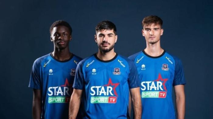 Para pemain FCV Dender EH saat mengenakan jersey kandang