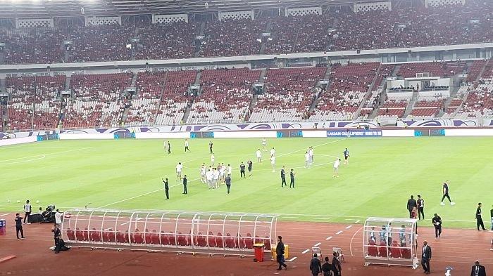 TIMNAS BAHRAIN - Para pemain Timnas Bahrain saat memasuki lapangan Stadion Utama Gelora Bung Karno, Senayan, Jakarta, guna menjajal lapangan sebelum lawan Timnas Indonesia, Selasa (25/3/2025).
