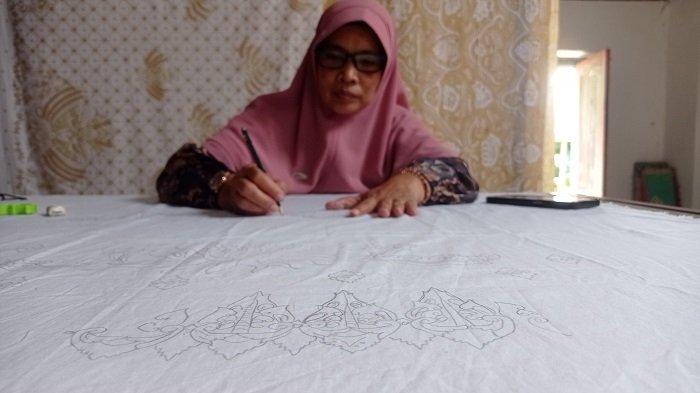 POLA BATIK - Partinah membuat pola motif batik produksi Giri Wastra Pura