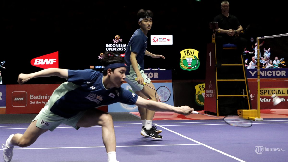 INDONESIA OPEN 2025 - Pebulu tangkis ganda putra Korea Selatan Kim Won Ho dan Seo Seung Jae mengembalikan kok kearah pebulu tangkis Indonesia Sabar Kayama Gutama dan Moh Reza Fahlevi Isfahani pada babak final Kapal Api Indonesia Open 2025 di Istora Senayan, Gelora Bung Karno, Jakarta, Minggu (8/6/2025). Sabar Kayama Gutama dan Moh Reza Pahlevi Isfahani gagal menjuarai Indonesia Open 2025 usai kalah dengan skor 21-18, 19-21 dan 12-21. TRIBUNNEWS/IRWAN RISMAWAN