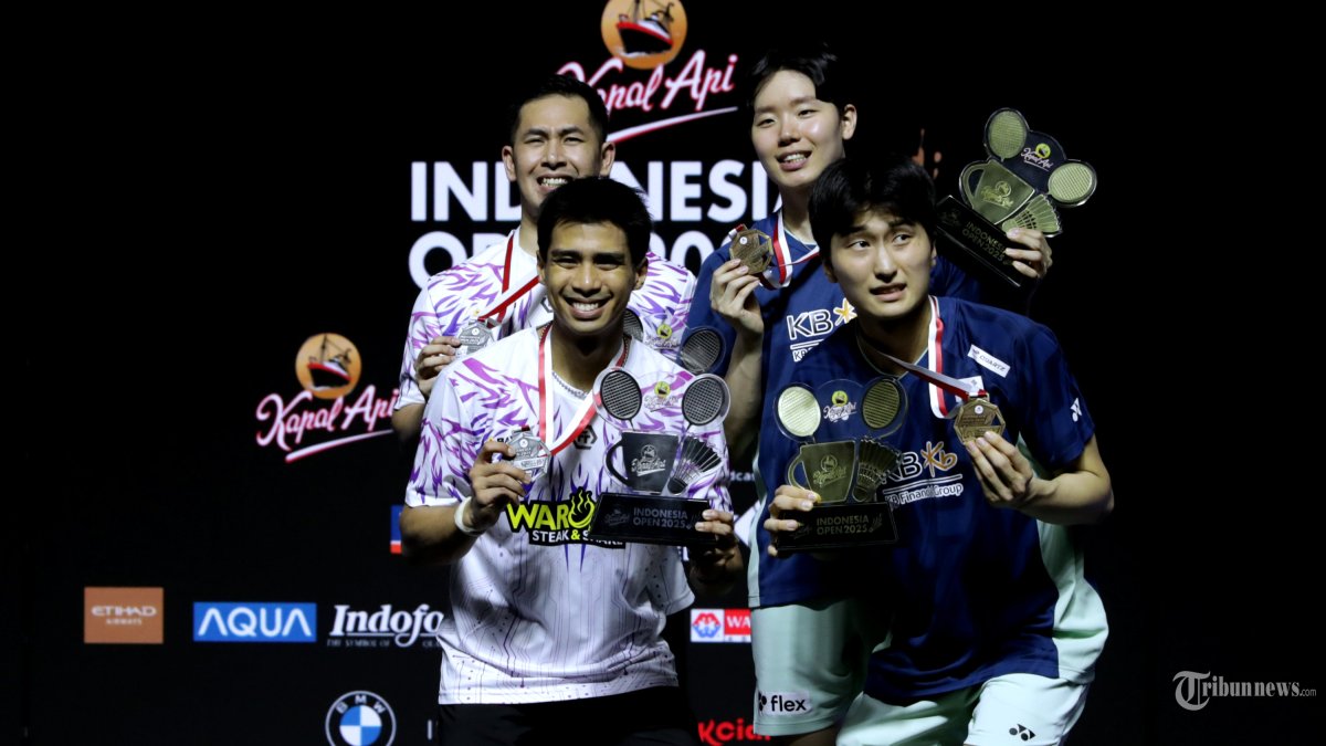 INDONESIA OPEN 2025 - Pebulu tangkis ganda putra Indonesia Sabar Kayama Gutama dan Moh Reza Fahlevi Isfahani bersama pebulu tangkis ganda putra Korea Selatan Kim Won Ho dan Seo Seung Jae menunjukkan medali usai babak final Kapal Api Indonesia Open 2025 di Istora Senayan, Gelora Bung Karno, Jakarta, Minggu (8/6/2025). Sabar Kayama Gutama dan Moh Reza Pahlevi Isfahani gagal menjuarai Indonesia Open 2025 usai kalah dengan skor 21-18, 19-21 dan 12-21. TRIBUNNEWS/IRWAN RISMAWAN