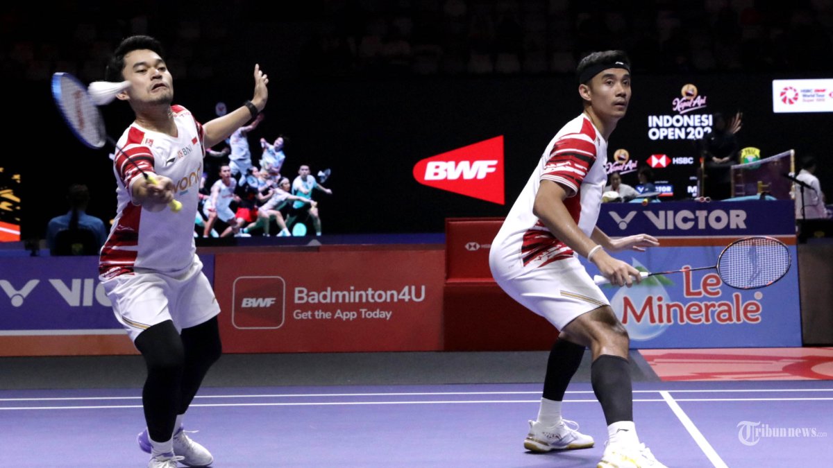 INDONESIA OPEN 2025 - Pebulu tangkis ganda putra Indonesia Leo Rolly Carnando dan Bagas Maulana mengembalikan kok ke arah pebulu tangkis ganda putra India Satwiksairaj Rankireddy dan Chirag Shetty pada babak 32 besar Kapal Api Indonesia Open 2025 di Istora Senayan, Gelora Bung Karno, Jakarta, Selasa (3/6/2025). Leo dan Bagas gagal melaju ke babak 16 besar setelah kalah dengan skor 21-18, 18-21 dan 14-21. TRIBUNNEWS/IRWAN RISMAWAN