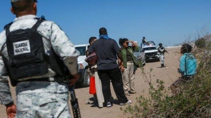 PERBATASAN AS-MEKSIKO - Tangkap layar Anews, Rabu (16/4/2025) menunjukkan Pasukan Garda Nasional Meksiko memeriksa orang-orang yang diduga akan menyelundup ke wilayah Amerika Serikat (AS). Dalam pengetatan perbatasan, Presiden AS, Donald Trump mengerahkan personel tambahan hingga total menjadi 4 ribu personel militer AS untuk menjaga perbatasan.