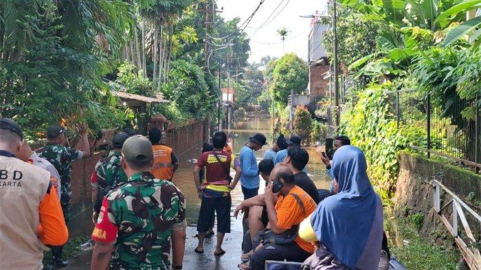 BANJIR JAKARTA - Kompleks IKPN Bintaro, Kecamatan Pesanggrahan, Jakarta Selatan masih terendam banjir hingga Rabu (5/3/2025) pukul 10.20 WIB pagi. Personel Kopaska TNI AL turut mengantar warga yang ingin memeriksa kondisi rumahnya.