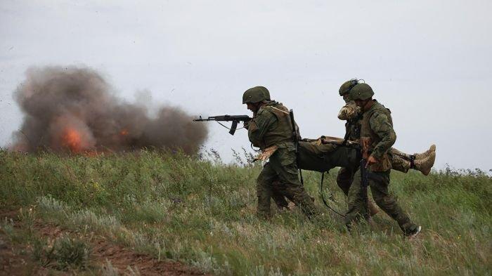 EVAKUASI REKAN TERLUKA - Pasukan Rusia tampak mengevakuasi rekan mereka di tengah pertempuran melawan tentara Rusia.
