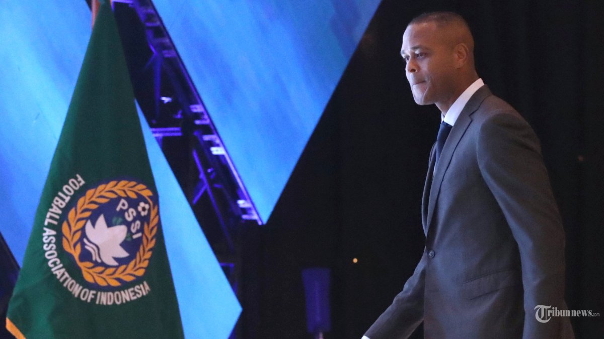 Pelatih Kepala Timnas Indonesia Patrick Kluivert bersiap memberikan keterangan saat konferensi pers di Jakarta, Minggu, (12/1/2025). Pelatih Kepala Timnas Indonesia Patrick Kluivert bersama Asisten Pelatih Denny Landzaat dan Alex Poster resmi resmi diperkenalkan dengan kontrak selama dua tahun untuk menangani Timnas Indonesia menggantikan Pelatih Kepala sebelumnya Shin Tae-yong yang diberhentikan oleh PSSI. TRIBUNNEWS/IRWAN RISMAWAN
