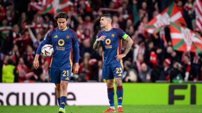 TERTINGGAL GOL - Pemain AS Roma Paulo Dybala memungut bola dari gawangnya setelah kemasukan gol dari Athletic Bilbao pada pertandingan leg kedua babak 16 besar Liga Eropa 2024/2025, Jumat (14/3/2025). (Website AS Roma - 14/3/2025)