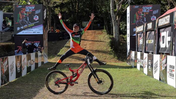 SIAP BERLAGA - Pebalap cross-country nasional kelas Men Junior, Dimas Aradhana dari 76 Rider DH Squad. Putaran kedua kejuaraan balap sepeda gunung 76 Indonesian Downhill (IDH) 2025 akan berlangsung pekan depan di Bukit Klangon, Yogyakarta. Ada hal yang berbeda dan istimewa bakal tersaji di sini. Bukan cuma 76 Indonesian Downhill yang jadi sorotan pecinta extreme sports, sebab di area dan waktu yang hampir sama juga digelar kejuaraan 76 Indonesian Cross-country (IXC).