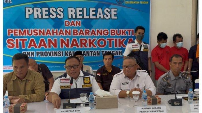 OKNUM POLISI NARKOBA - Pelaksana tugas Kepala BNNP Kalteng, Kombes Pol Ruslan Abdul Rasyid, menjelaskan kronologi pengungkapan kasus narkoba sabu yang turut melibatkan oknum polisi dalam konferensi pers di Gedung Rehabilitas BNNP Kalteng, Palangka Raya, Kalteng, Selasa (27/5/2025).