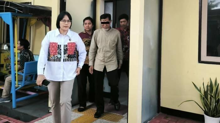 PELAKU RUDAPAKSA - Kasubdit IV Ditreskrimum Polda NTB, AKBP Ni Made Pujawati (depan) saat menahan oknum pegawai LPPM Unram berinisial S, yang menjadi tersangka kasus pemerkosaan mahasiswi KKN, Jumat (25/4/2025).