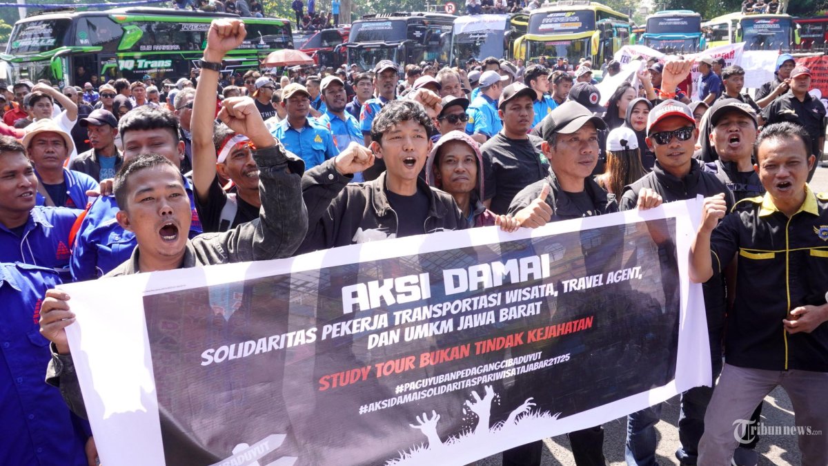 Pelaku usaha pariwisata menggelar aksi unjuk rasa di depan Gedung Sate, Jalan Diponegoro, Kota Bandung, Jawa Barat, Senin (21/7/2025). Aksi diikuti sekitar seribuan pelaku usaha pariwisata dengan memblokade lokasi aksi dengan memarkirkan ratusan bus pariwisata yang datang dari sejumlah daerah di Jawa Barat. Massa aksi sempat melakukan pelemparan botol air mineral dan berusaha mendobrak pintu gerbang Gedung Sate karena tidak bisa bertemu dengan Gubernur Jawa Barat, Dedi Mulyadi. Dalam aksinya, mereka mendesak Gubernur Jawa Barat mencabut Surat Edaran (SE) nomor 45/PK.03.03.KESRA tentang larangan menggelar studi tour. (TRIBUN JABAR/GANI KURNIAWAN)