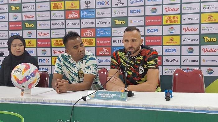 PMPMC BHAYANGKARA FC - Pelatih Bhayangkara FC, Hanim Sugiarto bersama dengan pemainnya, Ilija Spasojevic saat melakukan sesi pre match press conference kontra PSIM Yogyakarta di Stadion Manahan, Solo, Selasa (25/2/2025).