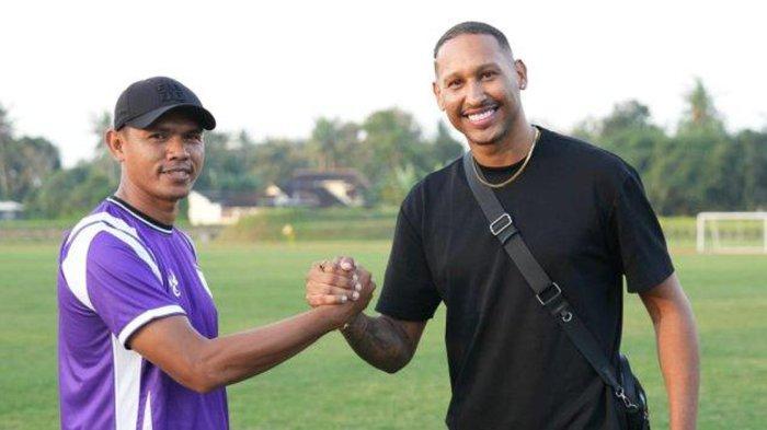 Pelatih Persipura, Ricardo Salampessy dan pemain barunya, Artur Vieira