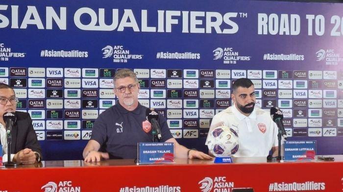 KONPERS TIMNAS BAHRAIN - Pelatih Timnas Bahrain, Dragan Talajic bersama dengan kipernya, Ebrahim Lutfalla saat mengikuti sesi pre match press conference kontra Timnas Indonesia di Media Center SUGBK, Senayan, Jakarta, Senin (24/3/2025).