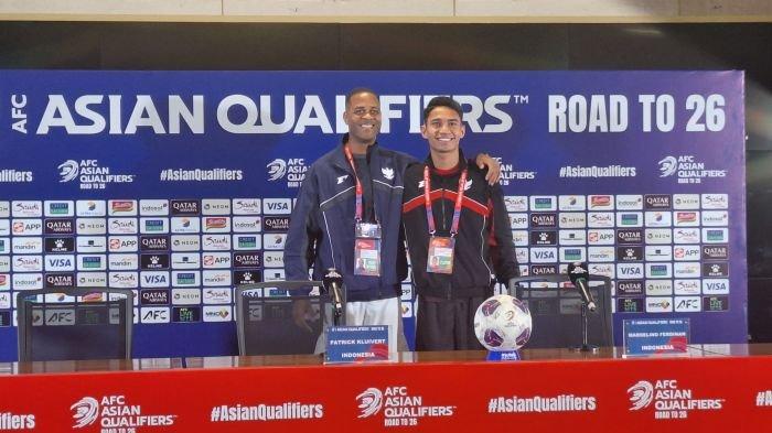 SENYUM MENGEMBANG - Pelatih Timnas Indonesia, Patrick Kluibert bersama Marselino Ferdinan tampak mengembangkan senyuman saat menghadiri sesi pre match press conference di Media Center SUGBK, Senayan, Jakarta, Senin (24/3/2025). Indonesia akan menghadapi Bahrain bermodal kekalahan 1-5 dari Australia dari laga sebelumnya.
