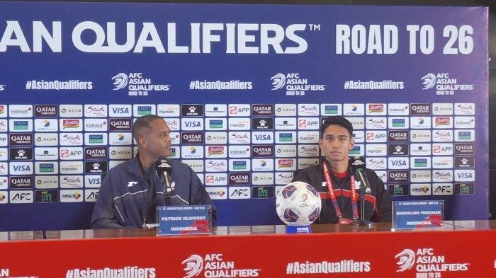 PMPC TIMNAS INDONESIA - Pelatih Timnas Indonesia, Patrick Kluivert bersama Marselino Ferdinan saat menghadiri sesi pre match press conference di Media Center SUGBK, Senayan, Jakarta, Senin (24/3/2025).