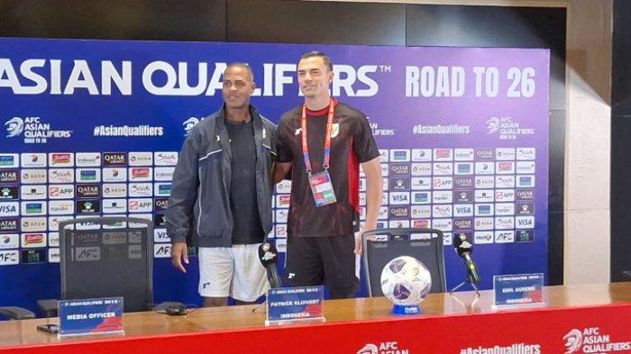 PATRICK KLUIVERT DAN EMIL - Pelatih Timnas Indonesia, Patrick Kluivert bersama dengan kiper Emil Audero melakukan pre match press conference kontra China di Media Center Stadion Utama Gelora Bung Karno, Senayan, Jakarta, Rabu (4/6/2025).