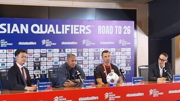 KONPERS TIMNAS INDONESIA - Pelatih Timnas Indonesia, Patrick Kluivert bersama dengan kipernya, Emil Audero saat melakukan sesi pre match press conference kontra China di Media Center SUGBK, Senayan, Jakarta, Rabu (4/6/2025).