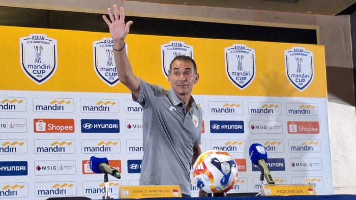 LAMBAIKAN TANGAN - Pelatih Timnas Indonesia U-23, Gerald Vanenburg melambaikan tangan saat menghadiri sesi post match press conference kontra Filipina U-23 di Stadion Utama Gelora Bung Karno, Senayan, Jakarta, Jumat (18/7/2025).
