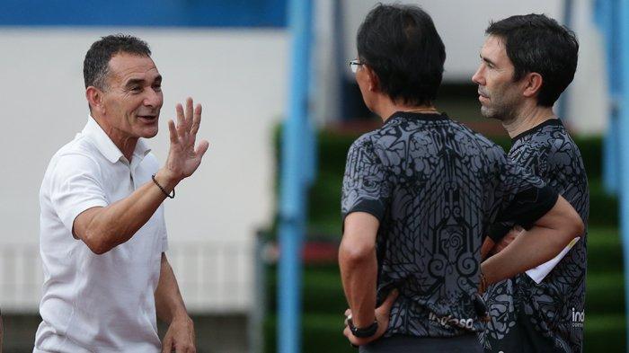 BERDISKUSI - Pelatih Timnas U23 Indonesia, Gerald Vanenburg (kiri) berbincang dengan pelatih Persis Solo, Ong Kim Swee dalam sesi latihan tim pada Rabu (7/5/2025).