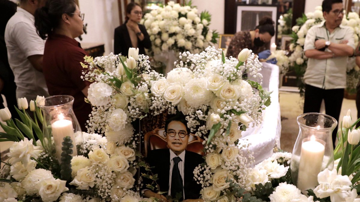 HOTMA SITOMPUL MENINGGAL - Pelayat melihat jenazah Hotma Sitompul saat disemayamkan di kediamannya di Jakarta, Rabu (16/4/2025). Advokat senior Hotma Sitompoel meninggal dunia di RSCM Jakarta di usia 68 tahun karena sakit. TRIBUNNEWS/IRWAN RISMAWAN