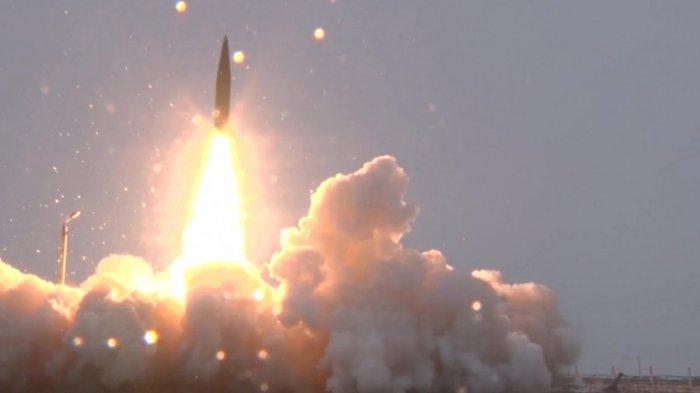 RUDAL ISKANDER RUSIA - Peluncuran rudal Iskander-1000 Rusia, tangkapan layar sumber terbuka via Defence Express pada Sabtu (1/2/2025). Rusia kemungkinan meluncurkan rudal balistik Iskander ke Ukraina dan disebut sebagai propaganda, seiring dengan hal itu Rusia menanggung karma dihancurkan satu UAV Ukraina.