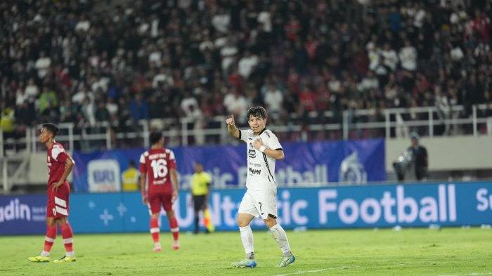 Pemain Persija Jakarta, Ryo Matsumura, dalam pertandingan kontra Persis Solo dalam pekan ke-20 Liga 1 2024/25 di Stadion Manahan, Solo, Jawa Tengah, Minggu (26/1/2025).