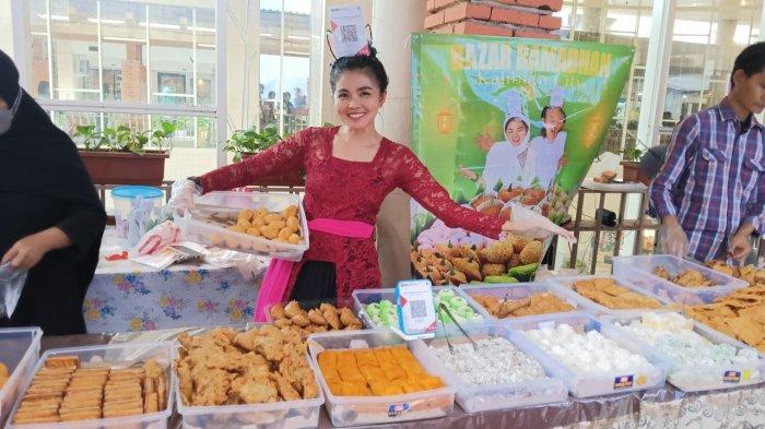 Selatan, Jumat (7/3/2025). Karina mengakui omzet yang didapat dari berjualan takjil tersebut sekitar Rp 10 juta per hari.