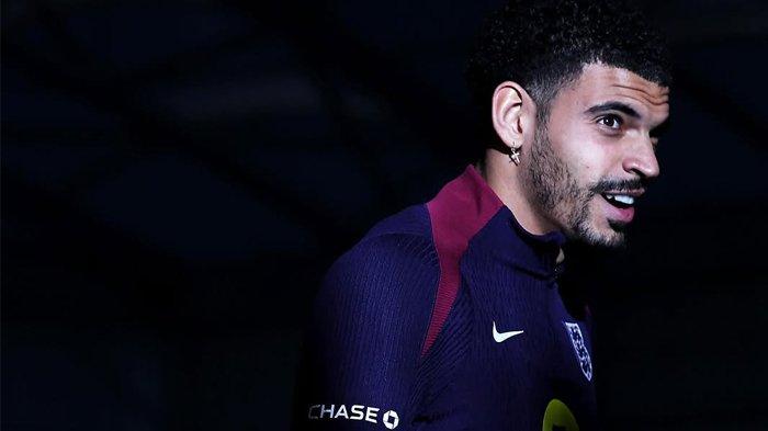 TERSENYUM - Pemain timnas Inggris dan Nottingham Forest, Morgan Gibbs-White hendak menjalani sesi latihan bersama skuad The Three Lions untuk pertandingan kualifikasi Piala Dunia 2026 melawan Latvia dan Albania. (Foto diambil pada Rabu, 19/3/2025).