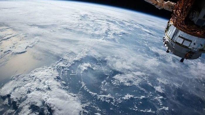 Pemandangan Bumi dari sebuah satelit pemancar