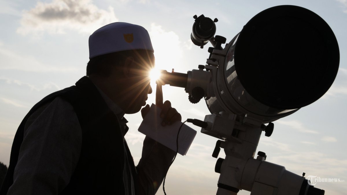 PANTAU HILAL - Petugas mengamati matahari terbenam menggunakan teleskop saat melakukan pemantauan hilal di Masjid Al-Musari'in, Kembangan Utara, Jakarta, Minggu (28/2/2025). Pemantauan hilal tersebut dilakukan untuk menentukan 1 Ramadan 1446 H. TRIBUNNEWS/IRWAN RISMAWAN