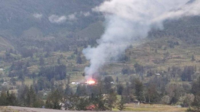 PEMBAKARAN RUMAH BUPATI - Kelompok Tentara Pembebasan Nasional Papua Barat (TPNPB) mengklaim telah membakar dua unit rumah milik Bupati Puncak, Elvis Tabuni, serta Kantor Distrik Omukia pada Minggu (6/7/2025). Mereka melakukan pembakaran karena menganggap rumah dan kantor pemerintah itu dijadikan basis militer Indonesia yang beroperasi di sana.