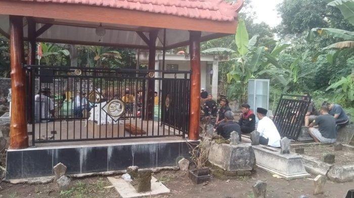 Pembongkaran Makam Palsu Mbah Sobari
