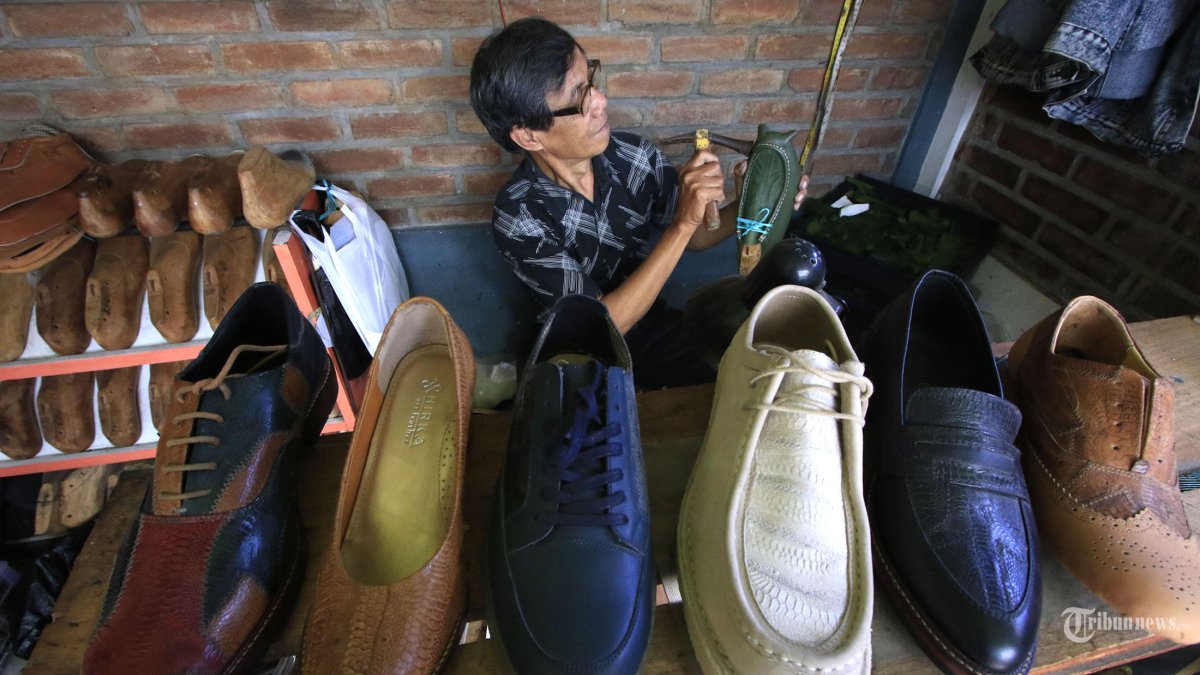 Perajin mengerjakan pembuatan sampel sepatu yang terbuat dari bahan baku utama olahan limbah kulit kaki (ceker) ayam di rumah produksi Hirka Shoes Kota Bandung, Jawa Barat, Selasa (17/12/2024). Hirka Shoes yang dirintis Nurman Farieka Ramdhany sejak 2018, telah menjual ribuan pasang sepatu kulit ceker ayam berbagai model secara online ke berbagai kota di Indonesia hingga mancanegara, seperti Malaysia, Singapura, Jepang, Brasil, Inggris, hingga Amerika Serikat, dengan harga Rp 500 ribu hingga Rp 3 juta per pasang. Sementara itu menjelang akhir 2024 ini, Hirka Shoes menghentikan sementara produksunya, karena tengah fokus menyiapkan sejumlah sampel sepatu ceker ayam untuk rencana kerja sama produksi di awal 2025. Tribun Jabar/Gani Kurniawan