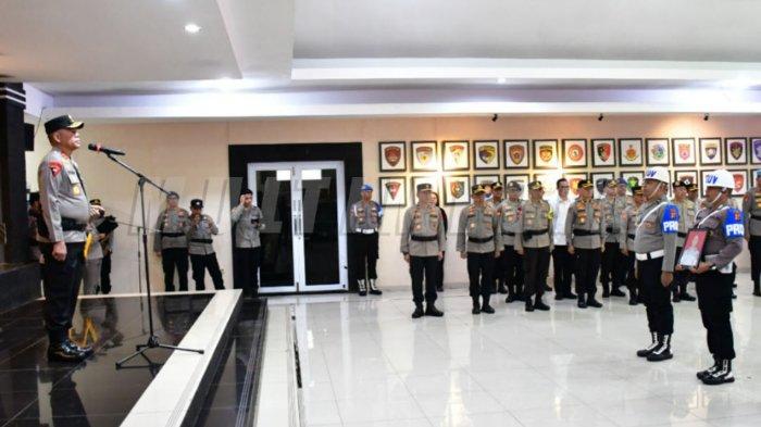 POLISI BERZINA - Kapolda Nusa Tenggara Timur (NTT), Irjen Pol Daniel Tahi Monang Silitonga secara resmi memecat seorang anggota Polda NTT, Rabu (30/4/2025).