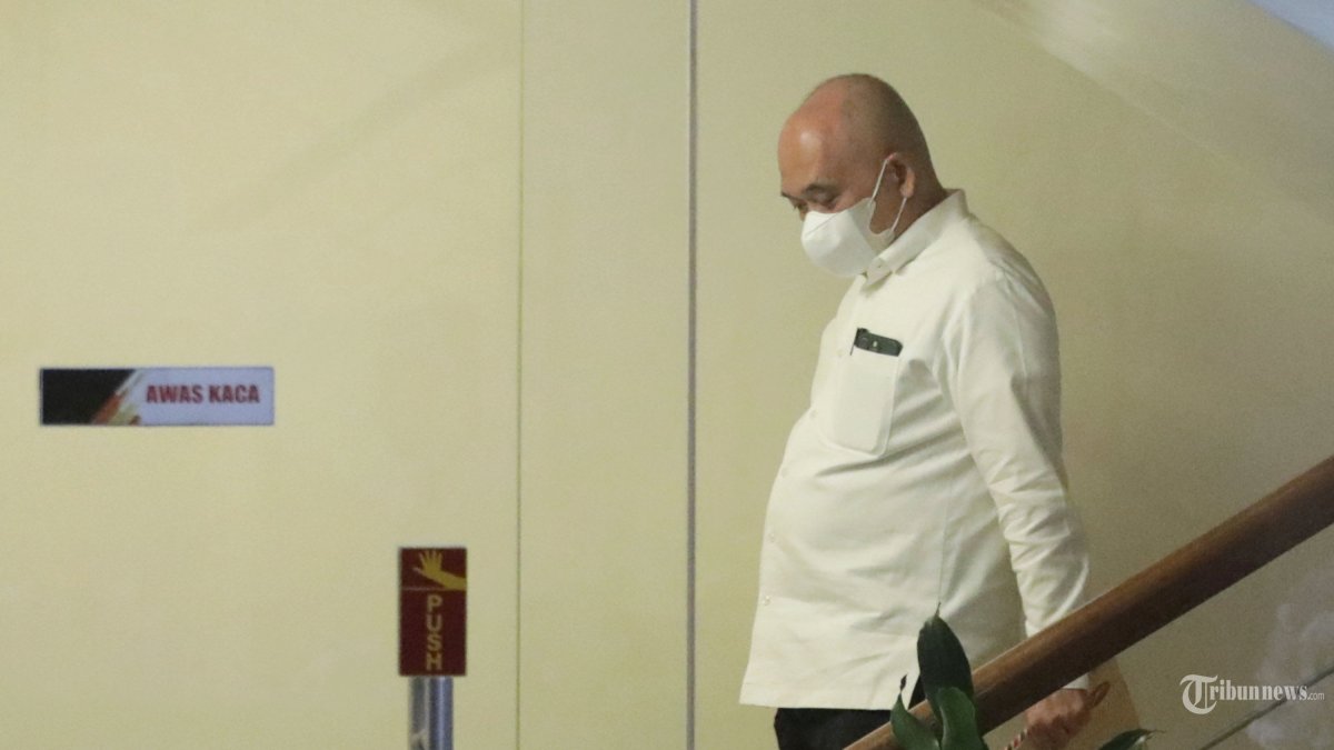 Anggota DPR Fraksi Partai Gerindra Heri Gunawan usai menjalani pemeriksaan di Gedung Merah Putih KPK, Jakarta, Jumat (27/12/2024). Heri Gunawan diperiksa sebagai saksi terkait dugaan korupsi dana corporate social responsibility (CSR) di Bank Indonesia (BI). TRIBUNNEWS/IRWAN RISMAWAN