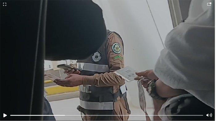 PEMERIKSAAN KETAT - Petugas (askar) Arab Saudi memeriksa kepemilikan Kartu Nusuk setiap jemaah yang memasuki Kota Makkah jelang puncak haji 2025. Mobil yang ditumpangi Tim Media Center Haji 2025 saat dihentikan petugas di perbatasan untuk memeriksa Kartu Nusuk. (Media Center Haji/MCH 2025/Dewi Agustina)
