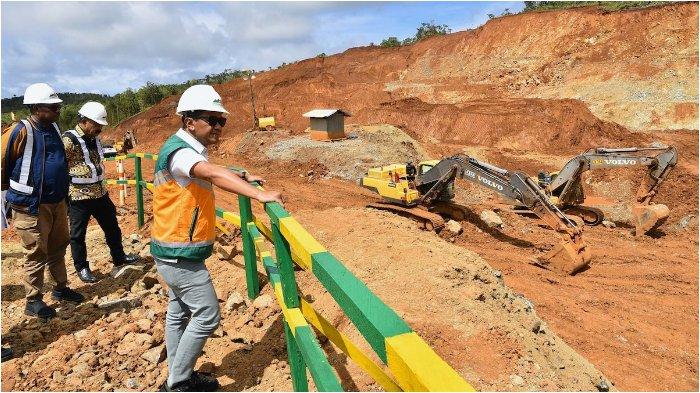 POLEMIK TAMBANG NIKEL - Menteri Energi dan Sumber Daya Mineral (ESDM) Bahlil Lahadalia, ketika meninjau lokasi tambang PT Gag Nikel di Pulau Gag bersama Gubernur Papua Barat Daya Elisa Kambu dan Bupati Raja Ampat Orideko Iriano Burdam, Sabtu (7/6/2025).