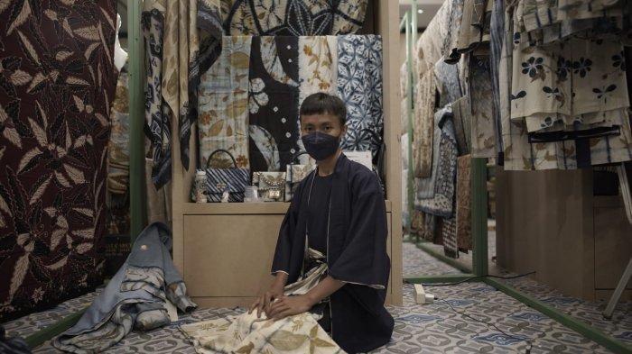 Pemilik usaha Boolao, Asep Rodman, saat ditemui di Trans Convention Center, Jalan Gatot Subroto, beberapa waktu lalu. Oman mengatakan, produknya berbasis ecoprint dimana dalam teknik pewarnaan kainnya menggunakan bahan alami dari alam sehingga lebih ramah lingkungan.