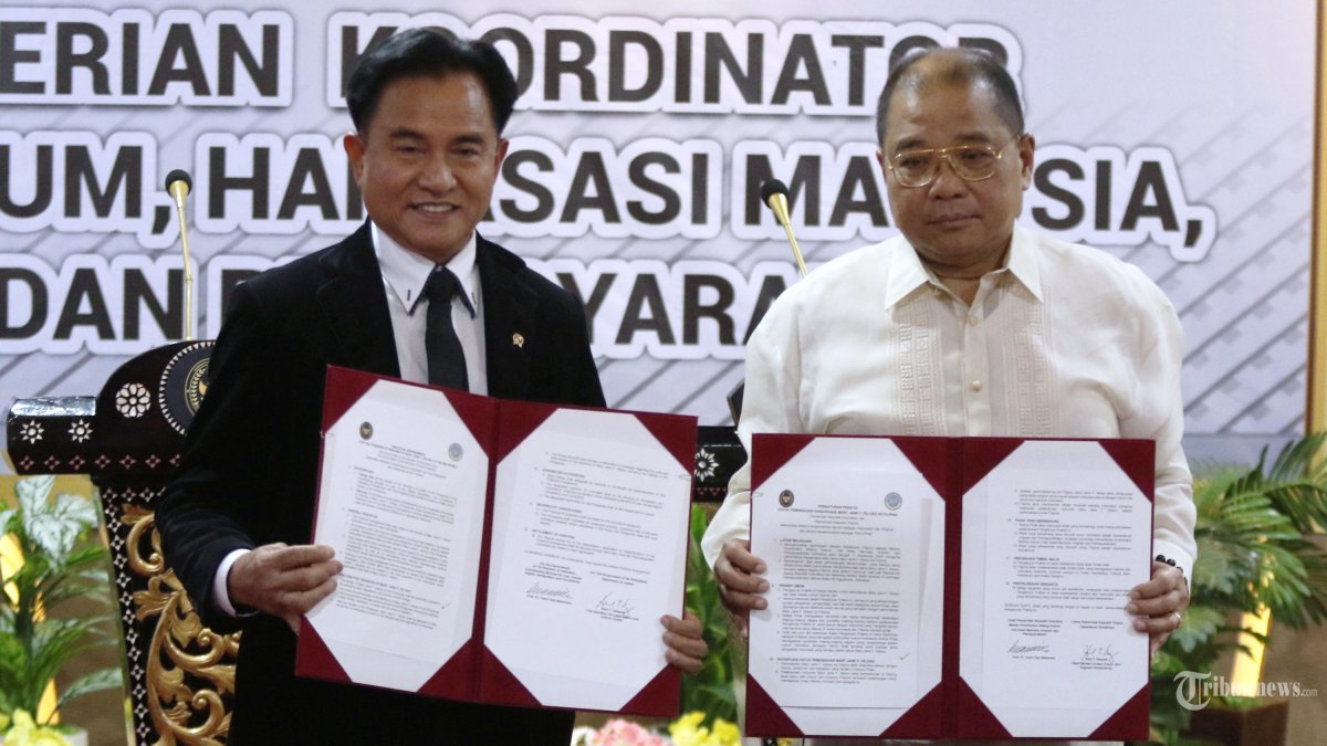 Menteri Koordinator Hukum, HAM, Imigrasi dan Pemasyarakatan Yusril Ihza Mahendra bersama Wakil Menteri Kehakiman Filipina Raul Vazquez saat penandatanganan perjanjian kesepakatan terkait pemulangan terpidana mati kasus narkotika Mary Jane Veloso yang merupakan warga negara Filipina di Jakarta, Jumat (6/12/2024). Pemerintah Indonesia dan Filipina menyepakati pemulangan terdakwa mati kasus narkoba Mary Jane Veloso akan berlangsung sebelum hari raya Natal mendatang atau 25 Desember 2024. TRIBUNNEWS/IRWAN RISMAWAN