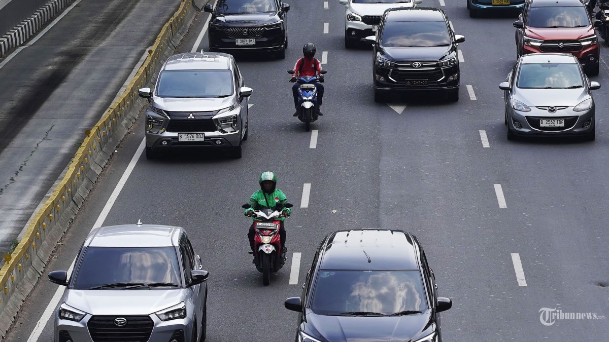 PAJAK KENDARAAN - Sejumlah kendaraan melintas dikawasan Sudirman, Jakarta Selatan, Senin (16/6/2025). Pemerintah Provinsi DKI Jakarta memberlakukan program pemutihan denda pajak yang meliputi penghapusan denda keterlambatan dan pembebasan bea balik nama kendaraan bermotor untuk kendaraan bekas yang berlangsung hingga 31 Agustus 2025 dalam rangka HUT Ke-498 Jakarta. Tribunnews/Jeprima