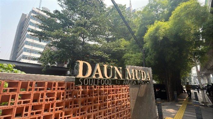 SUAP VONIS LEPAS - Penampakan restoran Daun Muda Soulfood by Peresthu - Wolter Monginsidi, di Kebayoran Baru, Jakarta Selatan pada Rabu (16/4/2025). Kejaksaan Agung menyatakan restoran ini menjadi salah satu tempat para tersangka melakukan negosiasi besaran uang suap untuk pemberian vonis lepas di kasus korupsi korporasi CPO. 