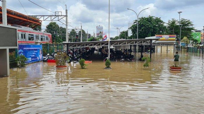 KAWASAN STASIUN BEKASI BANJIR - Tak hanya mengganggu aktivitas warga, banjir juga merendam sejumlah fasilitas di Stasiun Bekasi pada Selasa(4/3/2025) salah satunya genset yang berfungsi sebagai sumber listrik cadangan stasiun. 

Akibatnya, sejak pukul 14.00, perangkat tap in di gerbang masuk stasiun dimatikan.  Penumpang yang hendak menggunakan KRL pun terpaksa naik tanpa tap in.