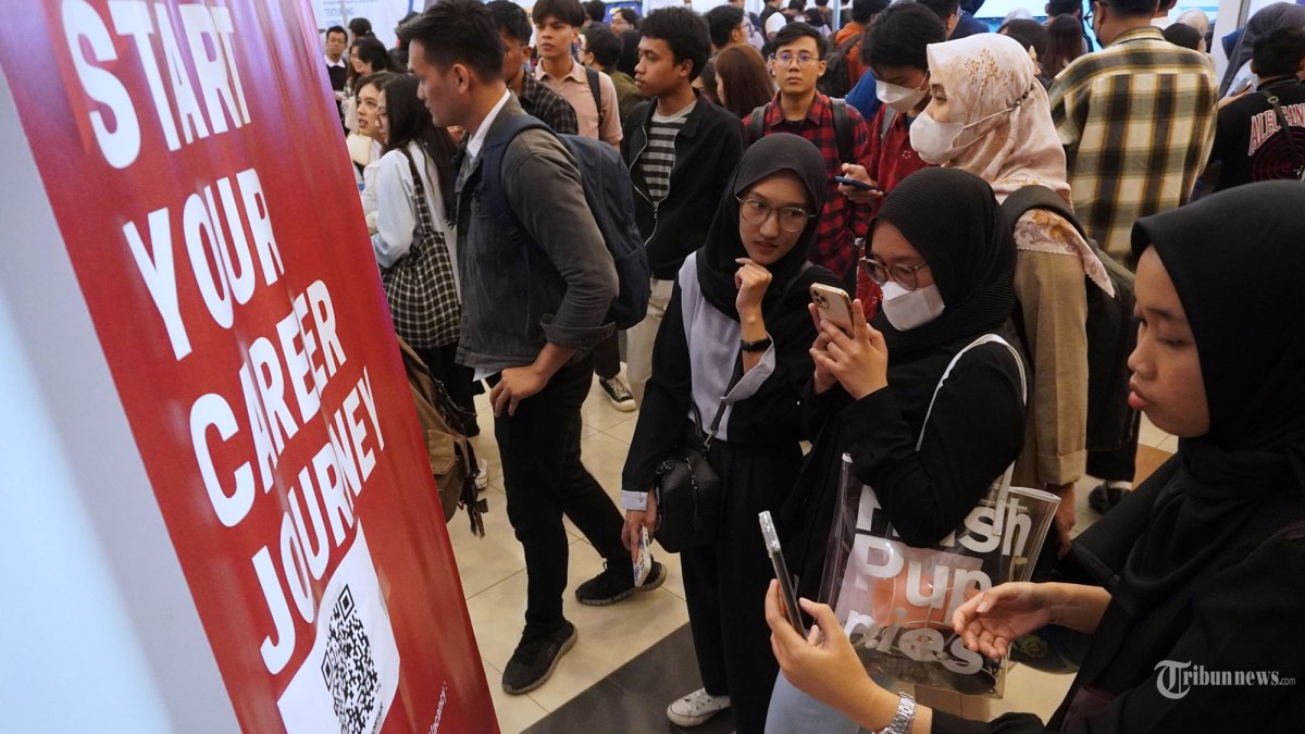 Pencari kerja memadati gelaran Job Fair 2024, di Graha Manggala Siliwangi, Jalan Aceh, Kota Bandung, Jawa Barat, Kamis (7/11/2024). Bursa kerja yang diselenggarakan oleh Dinas Ketenagakerjaan (Disnaker) Kota Bandung selama dua hari, 6-7 November 2024 tersebut diikuti sebanyak 46 perusahaan dengan menyediakan 2.433 lowongan pekerjaan. Lowongan pekerjaan yang tersedia untuk berbagai jenjang pendidikan mulai dari SD, SMP, SMA/SMK, Diploma, hingga S1 dan S2. TRIBUN JABAR/GANI KURNIAWAN