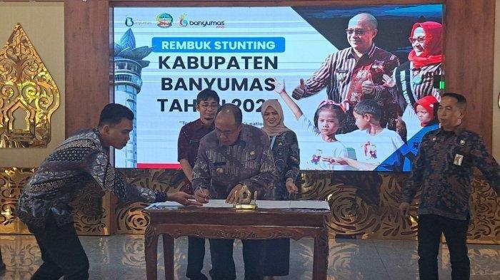 STUNTING BANYUMAS - Bupati Banyumas, Sadewo Tri Lastiono saat menandatangani kesepakatan bersama dalam penanganan stunting bersama OPD di Pendopo Si Panji Purwokerto, Selasa (15/7/2025). Berdasarkan Survei Status Gizi Indonesia (SSGI) 2024 angka prevelensi stunting Banyumas 19.6 persen.