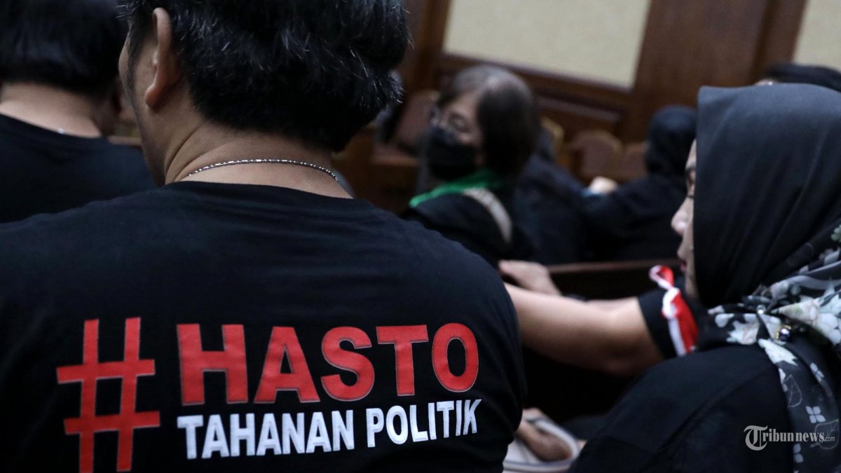 PENDUKUNG HASTO - Pendukung Sekjen PDI Perjuangan Hasto Kristiyanto hadir saat sidang dakwaan di Pengadilan Tipikor, Jakara, Jumat (14/3/2025). Jaksa Penuntut Umum KPK mendakwa Hasto Kristiyanto terkait kasus suap dan perintangan penyidikan perkara korupsi tersangka Harun Masiku pada rentang waktu 2019-2024. TRIBUNNEWS/IRWAN RISMAWAN