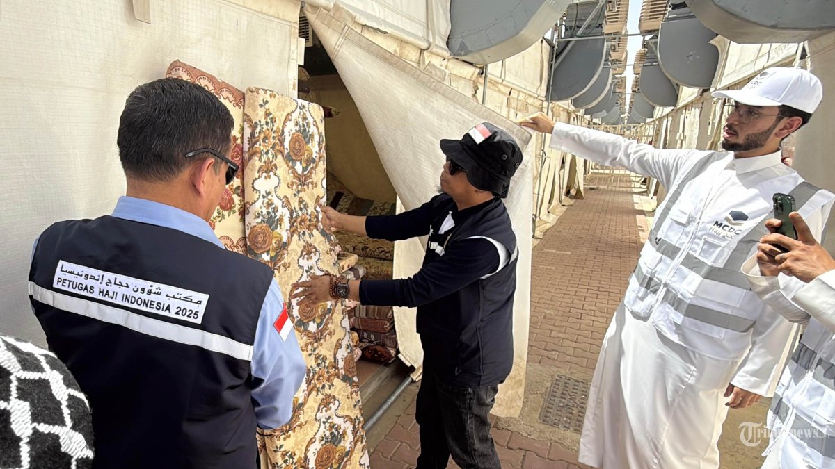 CEK ARAFAH - Tenaga Ahli Kemenag RI, Bunyamin Yafid, bersama Kepala Bidang Perliindungan Jamaah (Linjam) PPIH Arab Saudi, Kolonel Laut Harun Al Rasyid, meninjau lokasi jamaah haji di Arafah, Mekah, Kamis (15/5/2025). TRIBUNNEWS/HO/MEDIA CENTRE HAJI