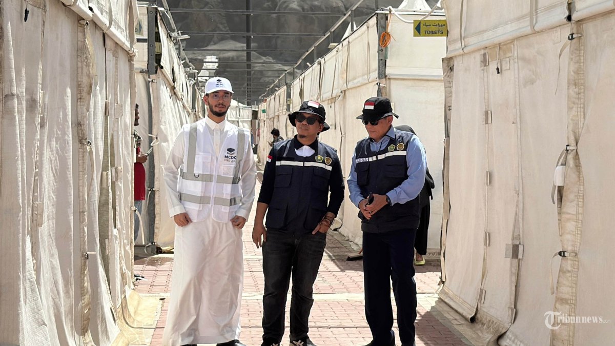 CEK ARAFAH - Tenaga Ahli Kemenag RI, Bunyamin Yafid, bersama Kepala Bidang Perliindungan Jamaah (Linjam) PPIH Arab Saudi, Kolonel Laut Harun Al Rasyid, meninjau lokasi jamaah haji di Arafah, Mekah, Kamis (15/5/2025). TRIBUNNEWS/HO/MEDIA CENTRE HAJI